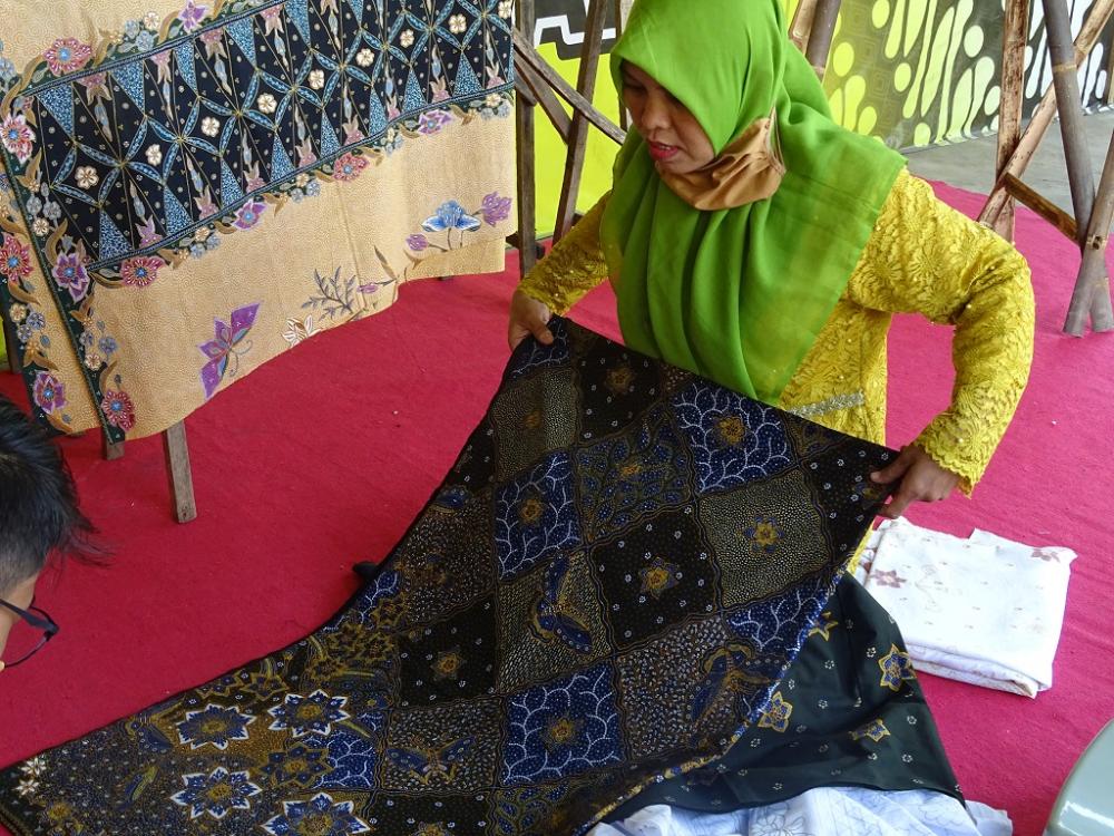 PERLIHATKAN CONTOH BATIK SERIBU CANTING