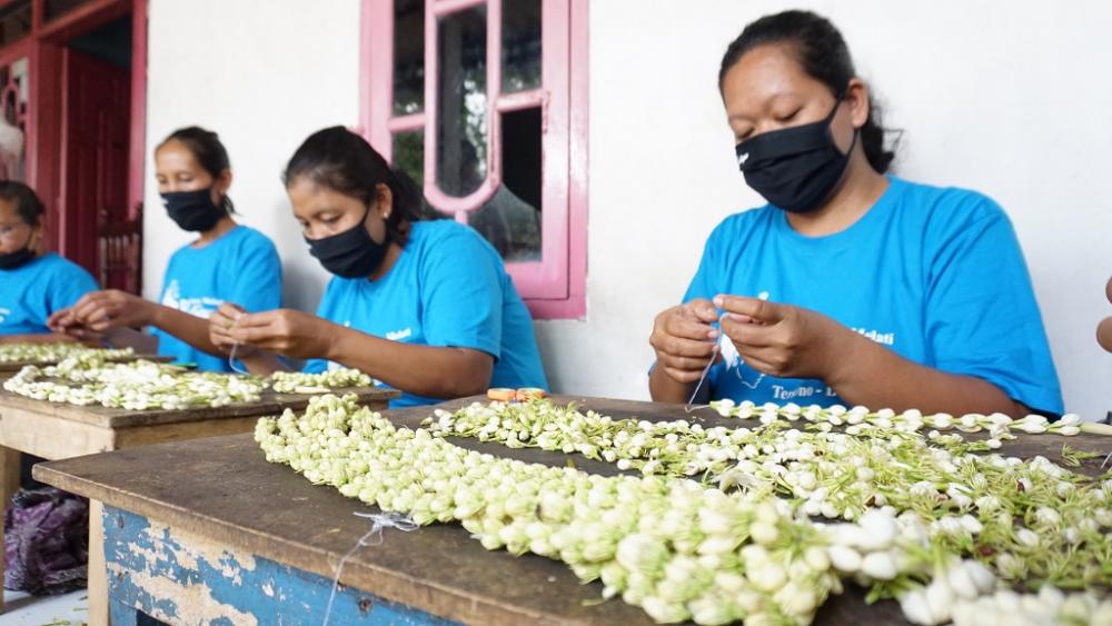 BUAT RONCE BUNGA PENGANTIN