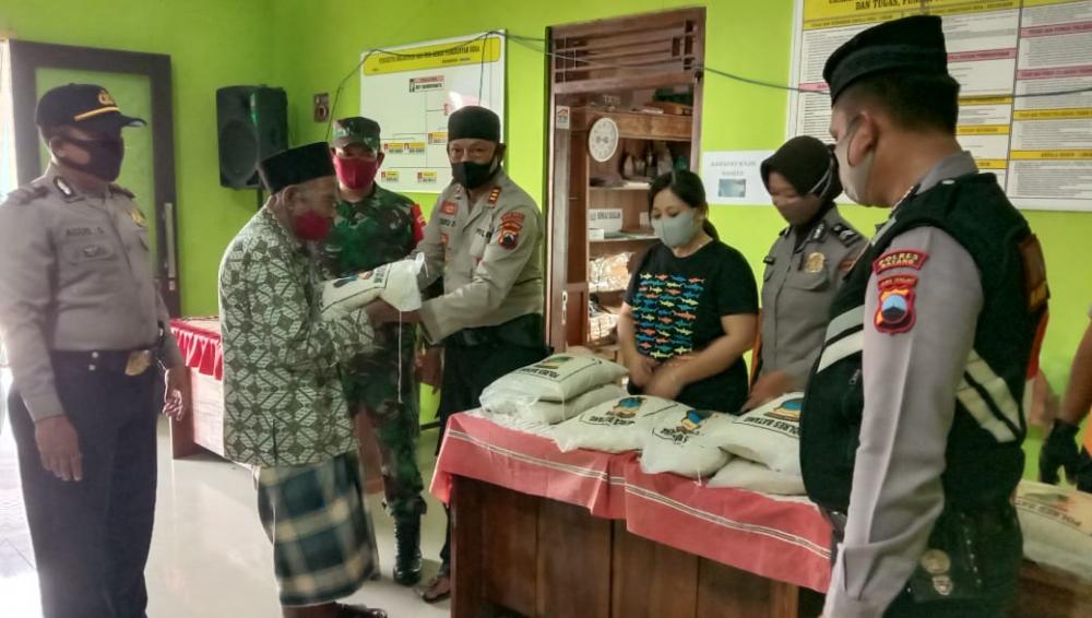 Pupuk Rasa Kepedulian, Polres Batang Salurkan Bantuan Sosial