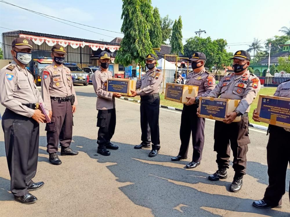 Polres Batang Salurkan Paket Sembako Dari Kemenparekraf