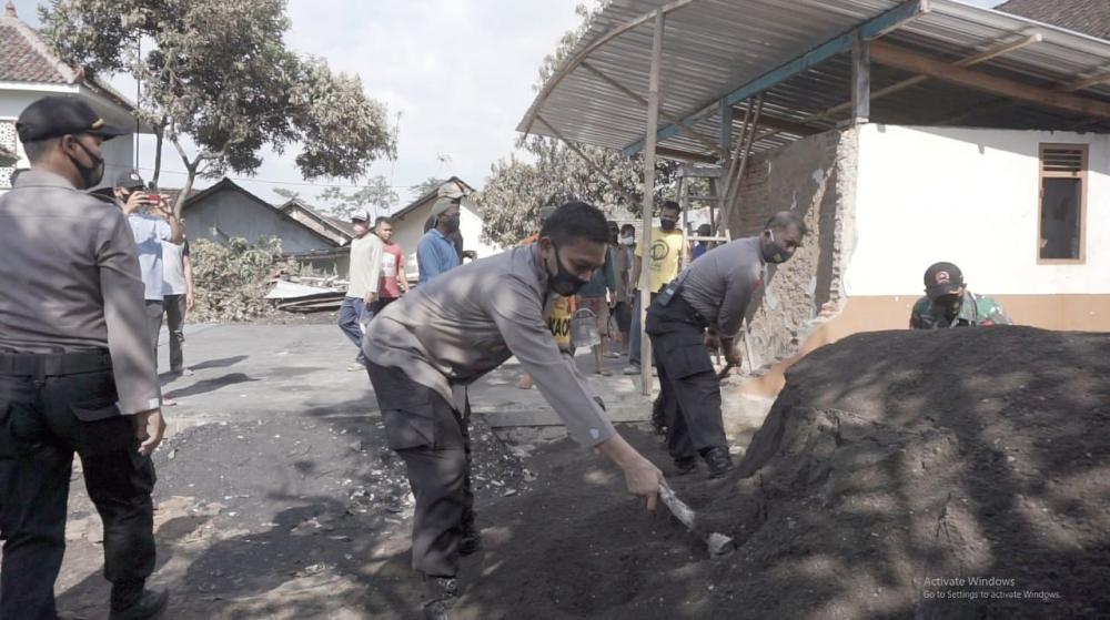 Kesigapan Polres Batang Bantu Bangun Kembali Rumah Terdampak Kebakaran
