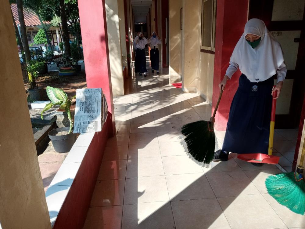 LAWAN CORONA DENGAN JAGA KEBERSIHAN