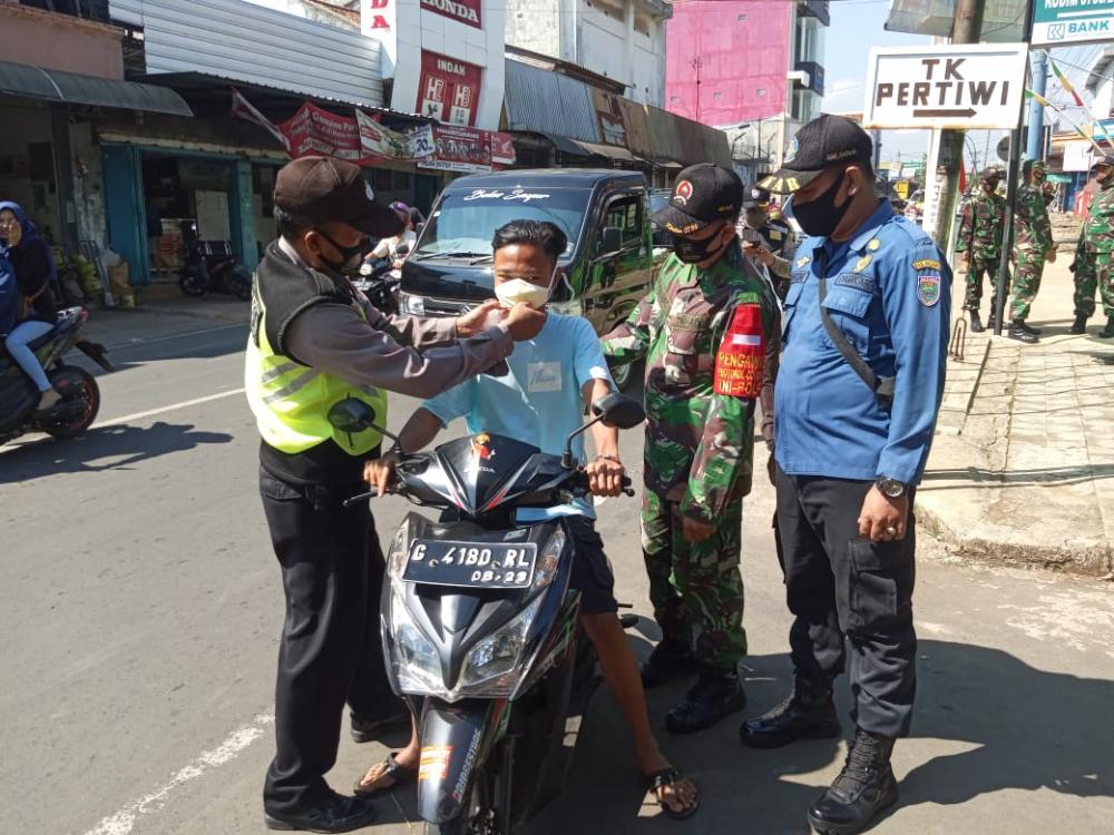 Cegah Covid-19, Polsek dan Koramil Bandar Rutin Bagikan Masker