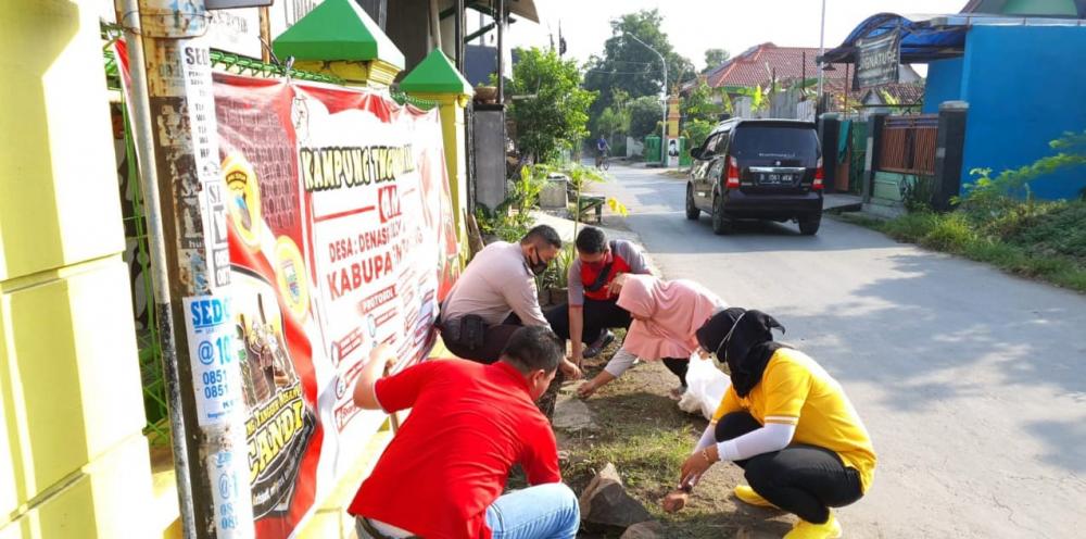 Ciptakan Lingkungan Bersih Polsek Batang Kota Kerja Bakti Bersama Perangkat Desa