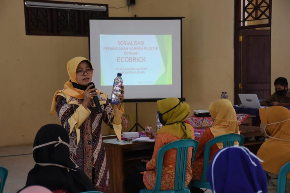 Gerakan Penanganan Sampah Plastik Dengan Membuat Ecobrik Oleh PKK Batang