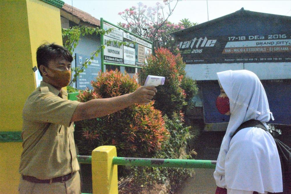 CEK SUHU SEBELUM MASUK SEKOLAHAN