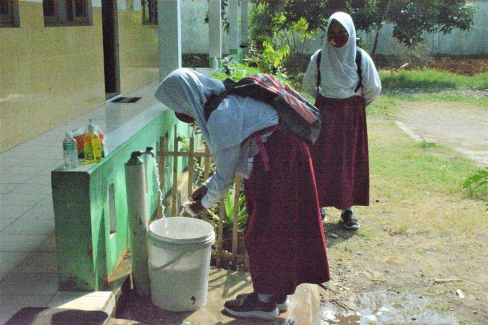 CUCI TANGAN SEBELUM MASUK KELAS