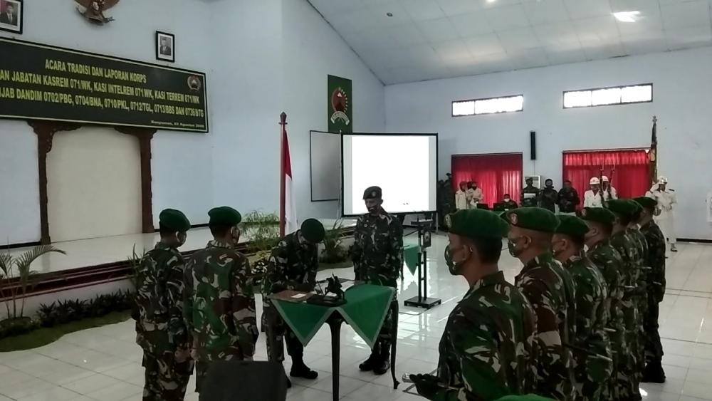 Tongkat Komando Dandim Lama Diserahkan Kepada Dandim Baru