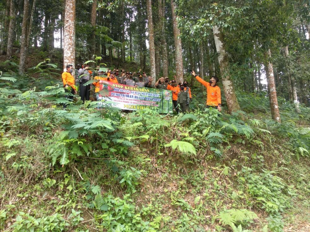Cegah Karhutla, Polsek dan Koramil Bawang bersama Perhutani Intensifkan Patroli Terpadu