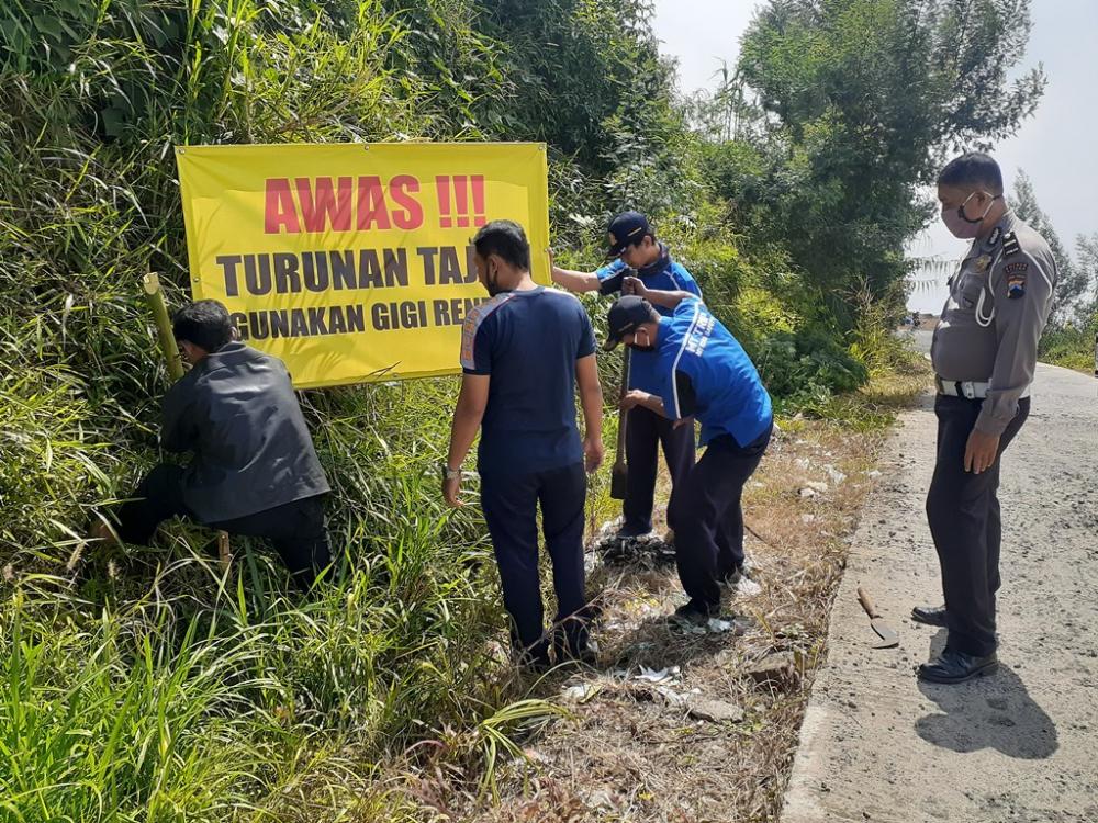 PASANG HIMBAUAN BAHAYA JALUR KENDARAAN