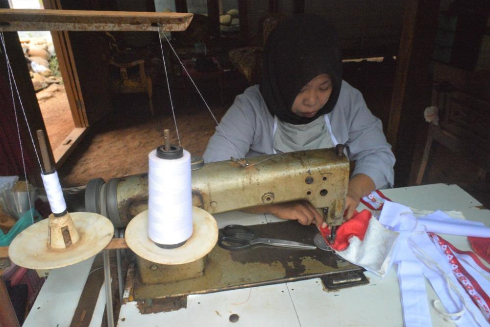 JAHIT MASKER MERAH PUTIH