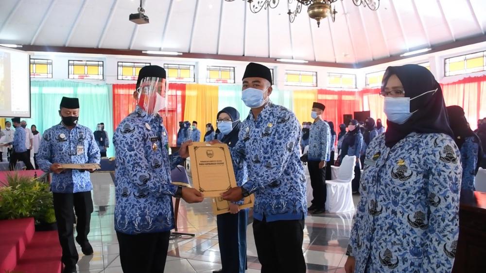 Bupati Batang, Serahkan SK PNS Yang Tertunda Selama 6 Bulan