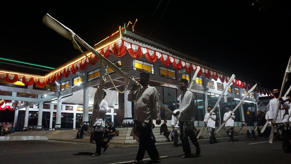 KIRAB TOMBAK ABIRAWA