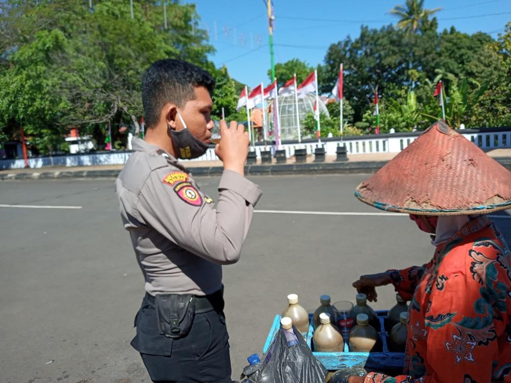 MINUM JAMU SEBELUM BERTUGAS