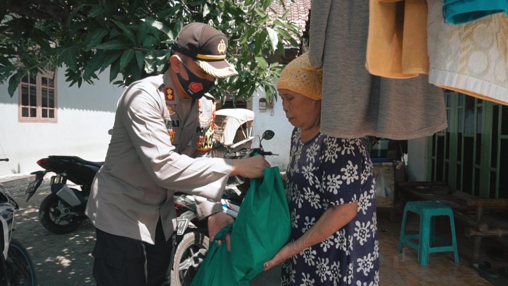 Kapolres Batang Bagikan Paket Sembako Terdampak Covid-19 di Karangasem Selatan Batang