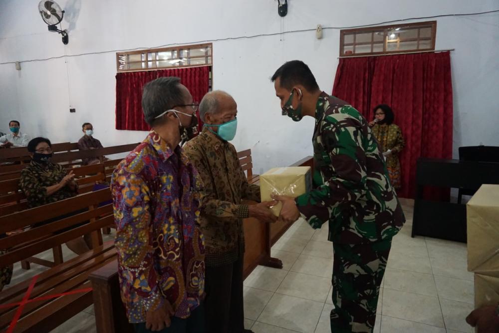 Baksos Dandim 0736/Batang Bersama Jemaat GKJ Mesias Batang