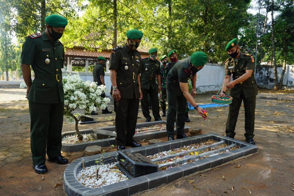 Dandim Batang Pimpin Ziarah Rombongan di TMP Kadilangu  