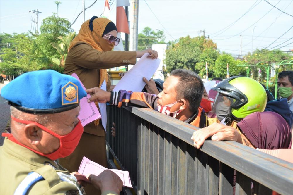 BERIKAN BLANGKO PENDAFTARAN IZIN UMK