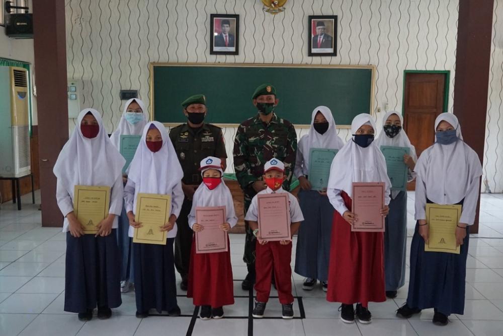 Dandim 0736/Batang Berikan Beasiswa Kepada Putra/Putri Anggota yang Berprestasi