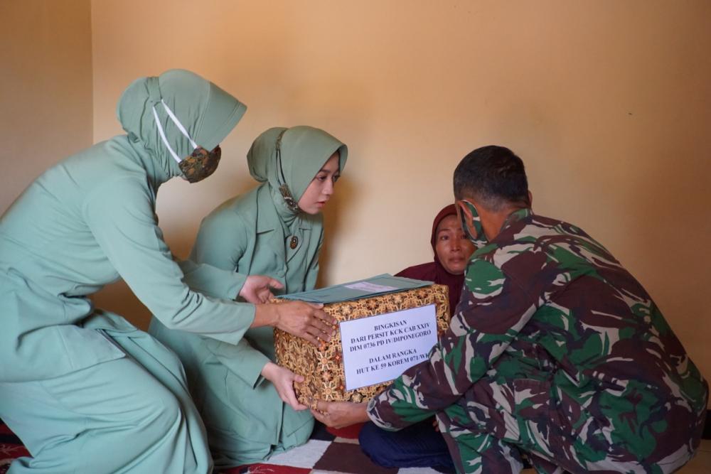 Kepedulian Persit Cabang Kodim Batang Kepada Warakawuri