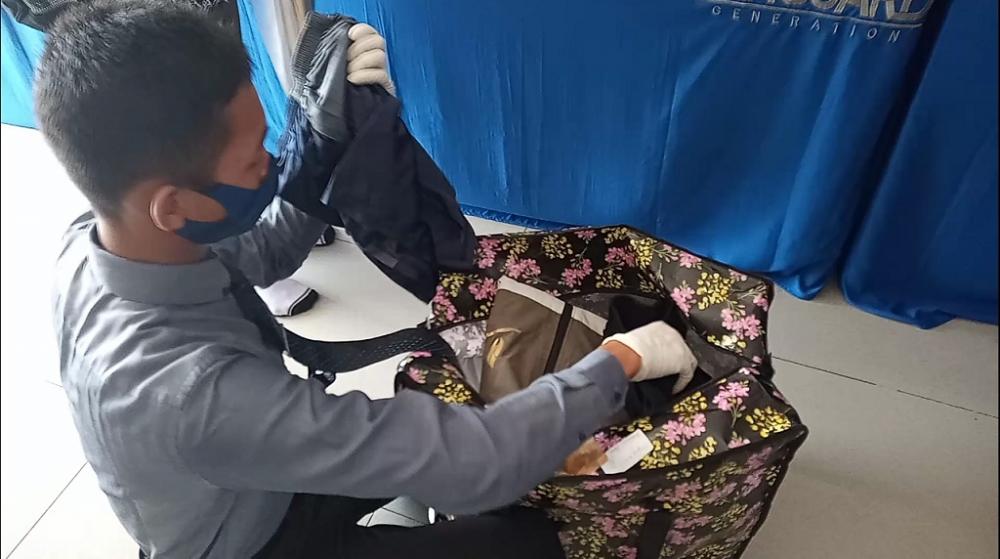 GELEDAH TAS MILIK SANTRI