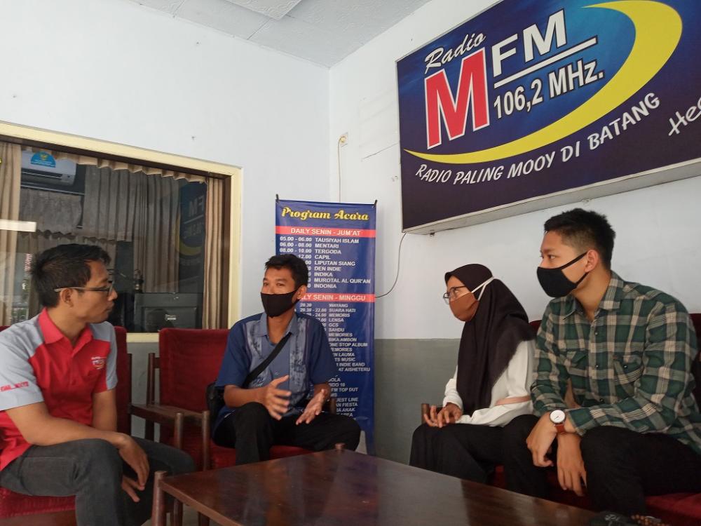 STUDI BANDING ke RADIO 