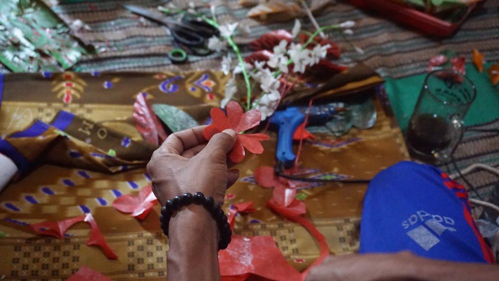 TUNJUKKAN POTONGAN BENTUK BUNGA 