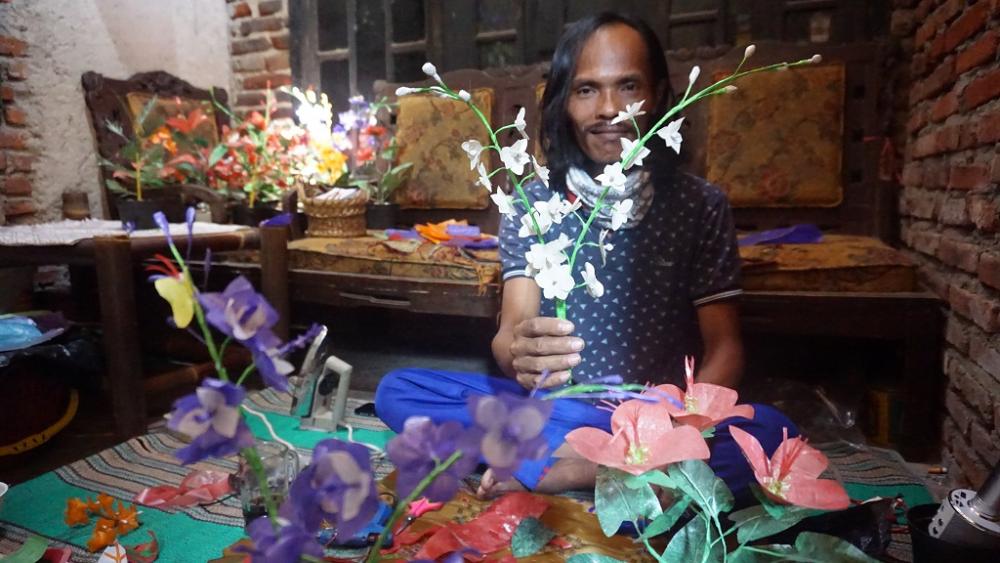 TUNJUKKAN BUNGA SAKURA DARI SAMPAH