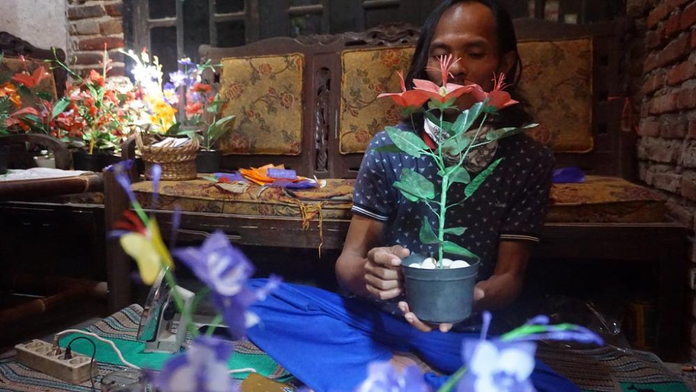 TUNJUKKAN BUNGA HIAS DARI SAMPAH