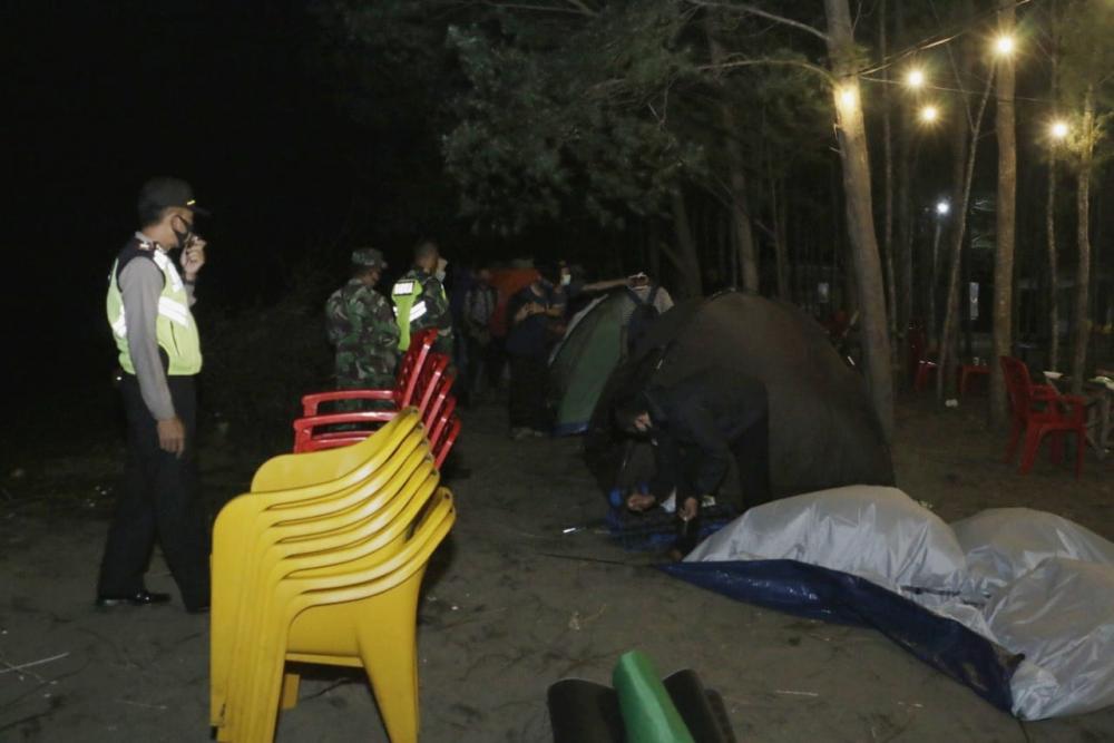 Cegah Penularan Covid-19, Petugas Gabungan Bubarkan Perkemahan