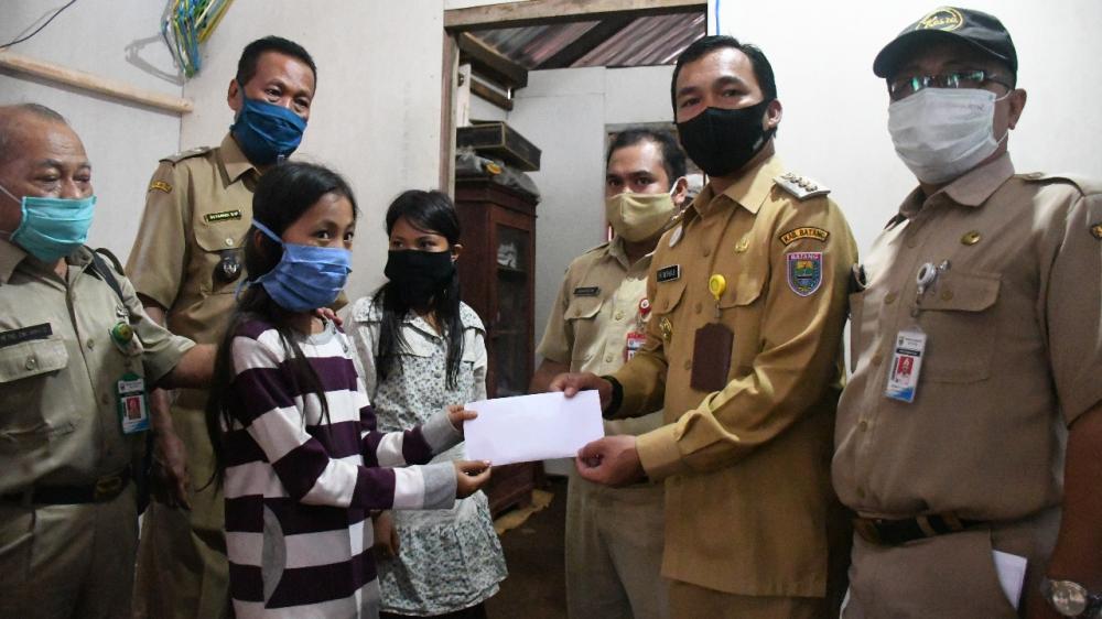 Bupati Batang Sambangi Dua Anak Perempuan Tinggal Dirumah Tidak Layak