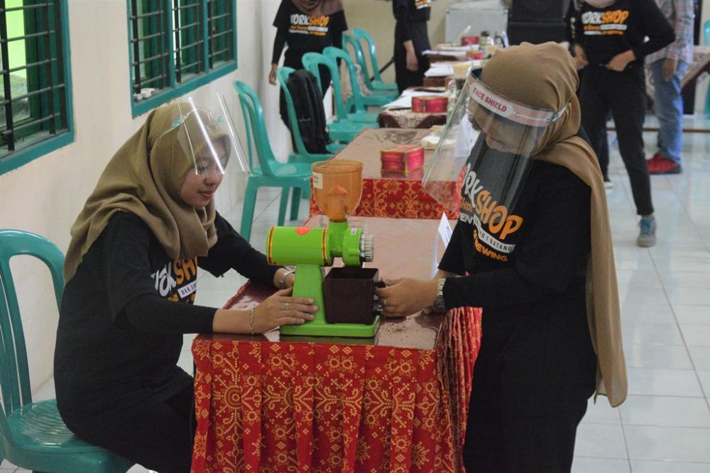 GILING KOPI DENGAN GRINDER