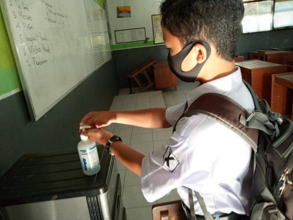 BERSIHKAN TANGAN dengan CAIRAN ANTISEPTIK