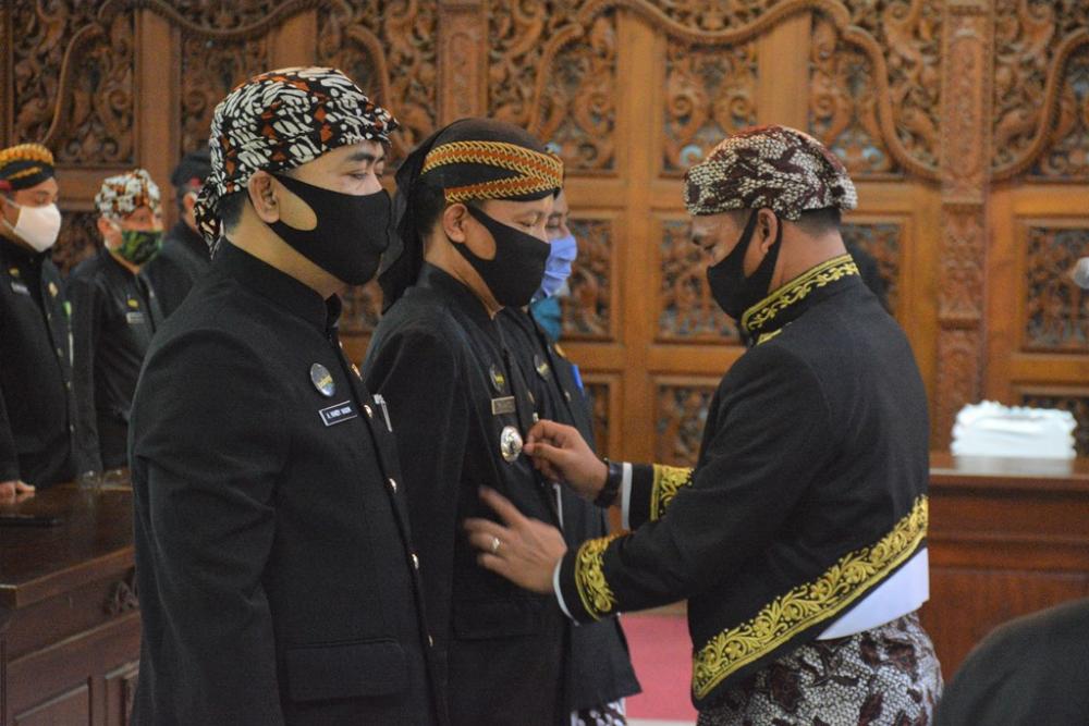 PEMASANGAN LENCANA CAMAT