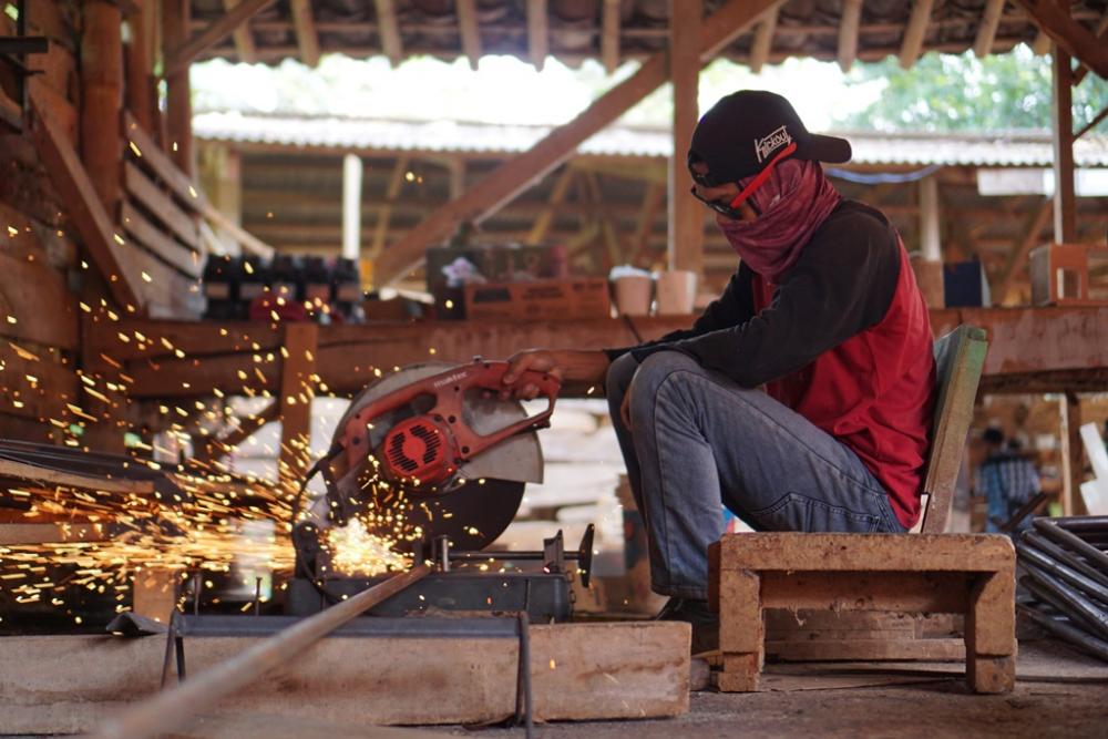 POTONG BESI UNTUK RANGKA ROBOT