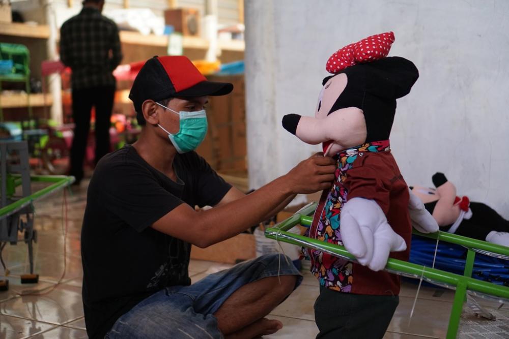 PASANG BONEKA PADA ROBOT