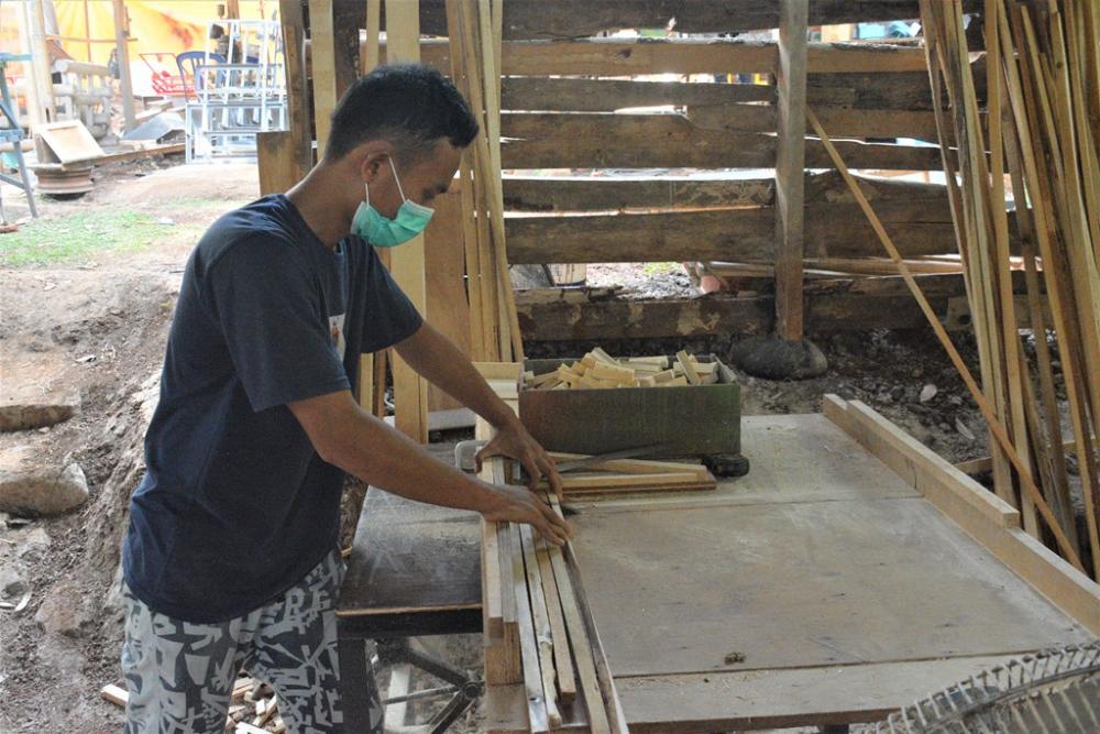 POTONG BAHAN MINIATUR EXCAVATOR