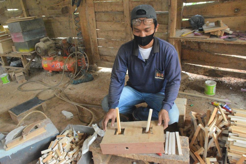 PASANG KEMUDI MINIATUR EXCAVATOR