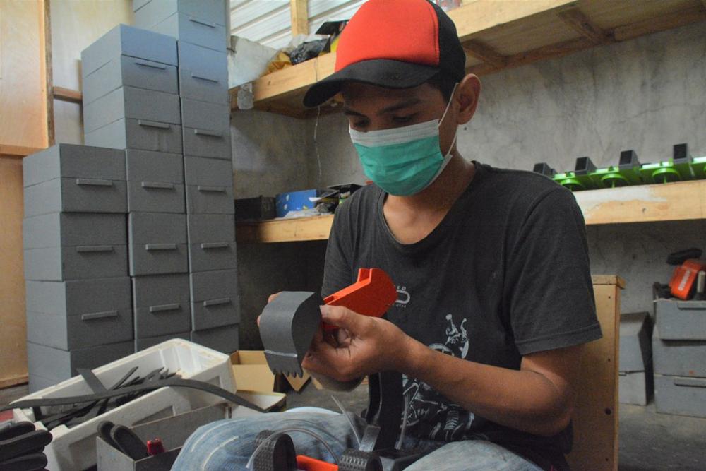 PASANG BUCKET MINIATUR EXCAVATOR