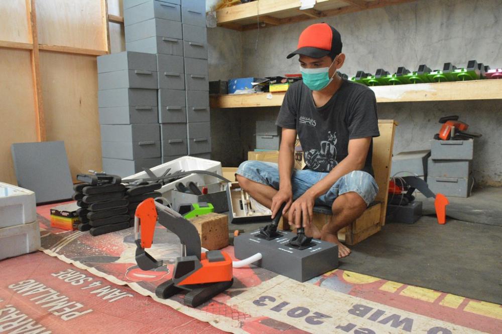 UJI MAINAN MINIATUR EXCAVATOR