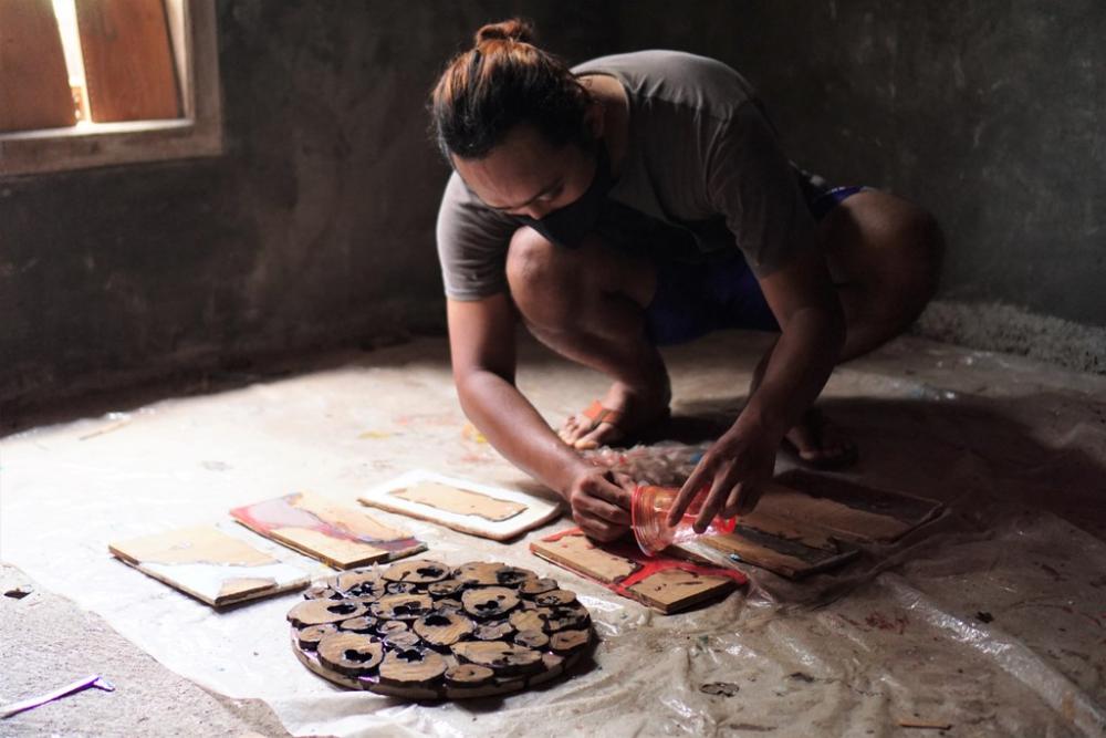 TUANGKAN RESIN ke MOTIF TAS