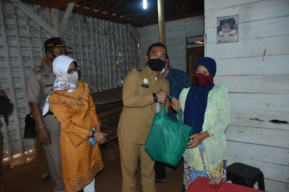 Bupati Batang Berikan Bantuan Warga Untuk Lunasi Hutangnya