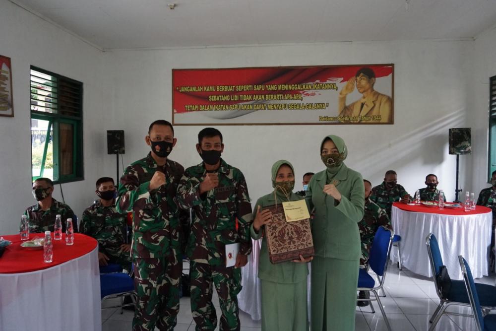 Dandim Batang Berikan Penghargaan Kepada Anggota yang Memasuki Masa Pensiun
