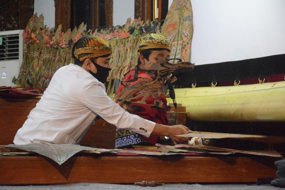 SIAPKAN WAYANG KULIT