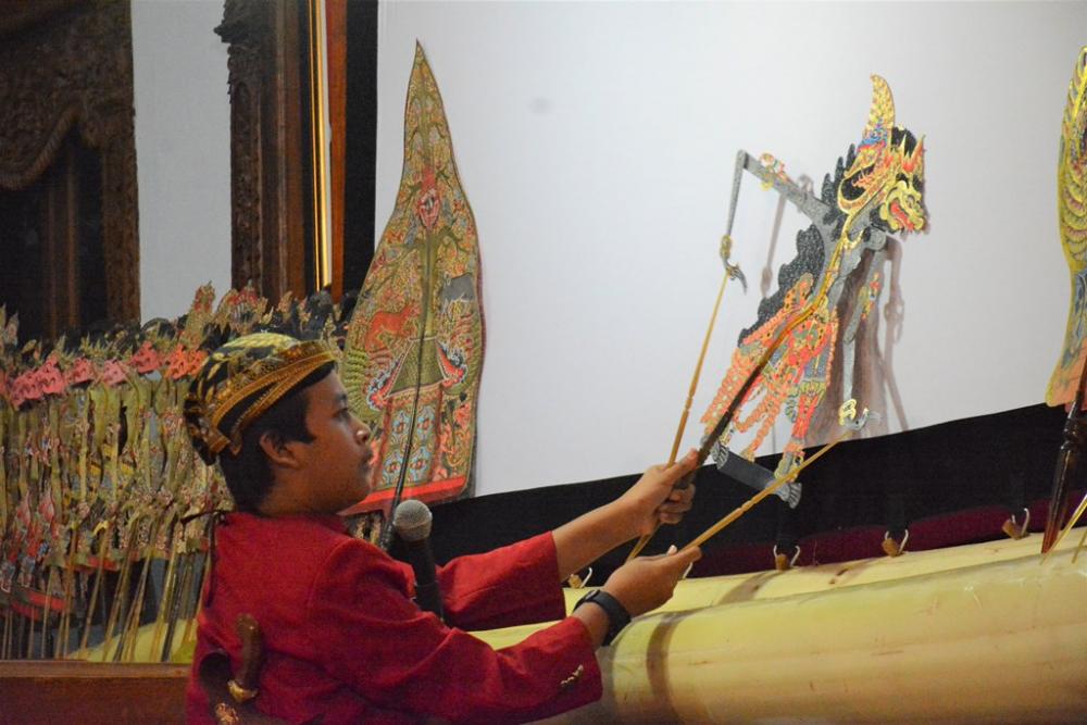 DALANG CILIK MAINKAN WAYANG KULIT