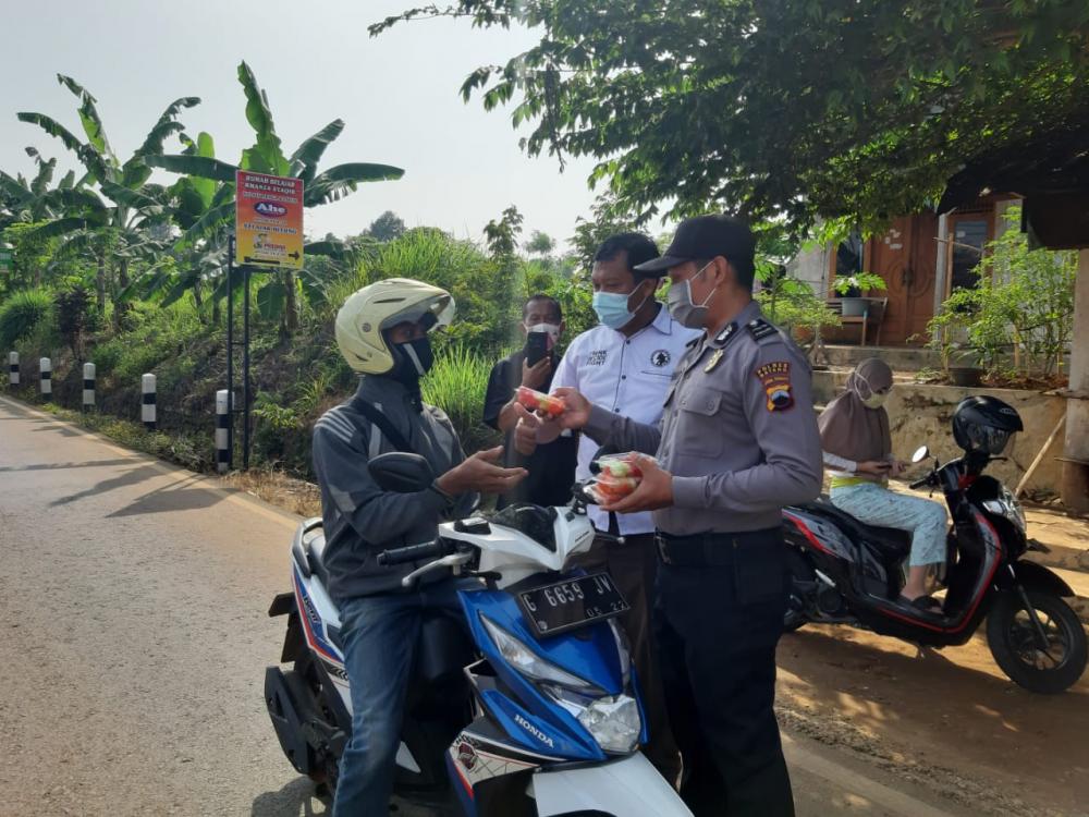 Apresiasi Warga Patuhi Prokes, Petugas Berikan Buah