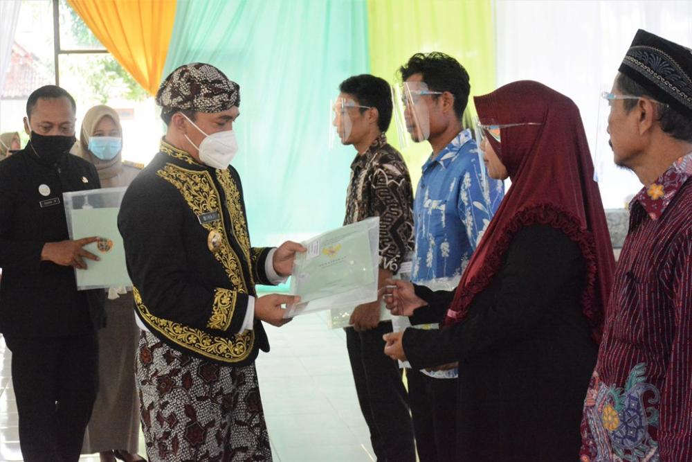 SERAHKAN SERTIPIKAT TANAH UNTUK MASYARAKAT