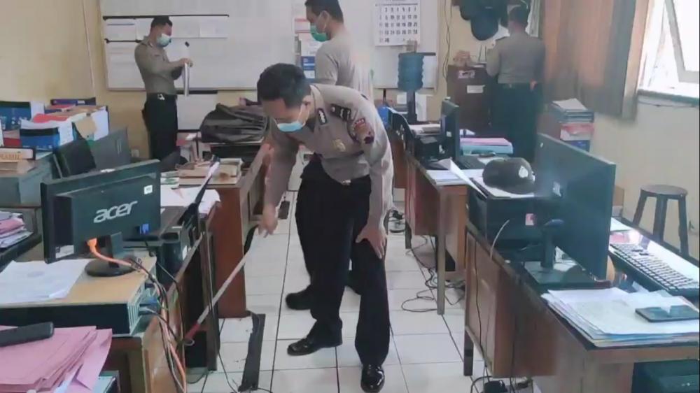 Cegah Covid-19, Polres Batang Lakukan Giat Serentak Penyemprotan Disinfektan