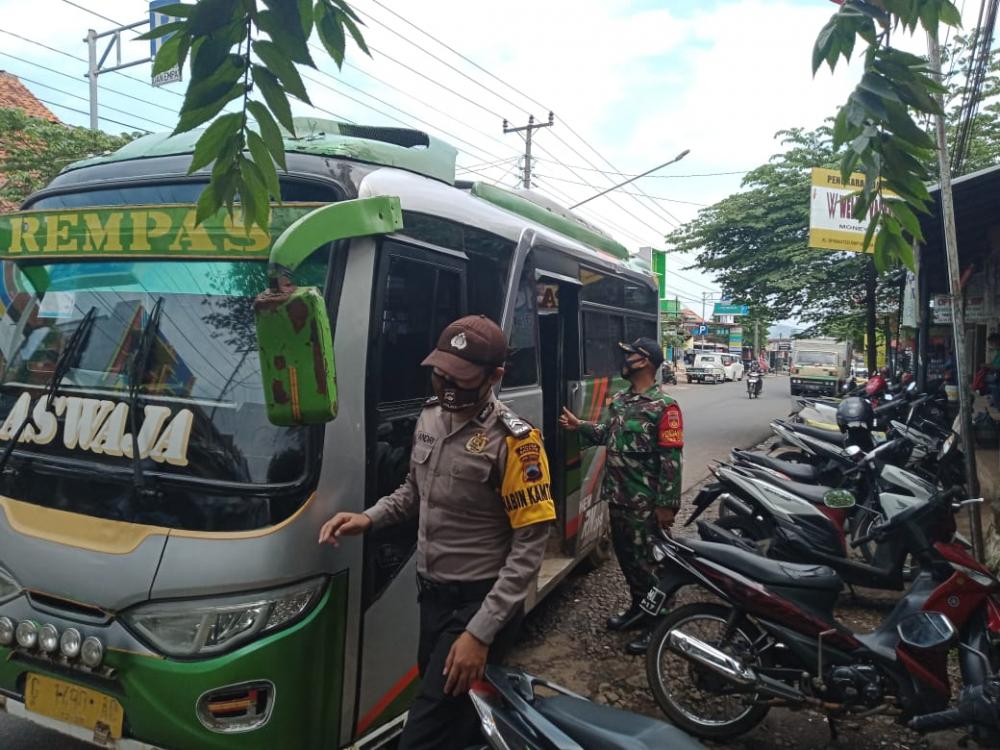 Ciptakan Kondusivitas, Polsek Bersama Koramil Limpung Giatkan Patroli