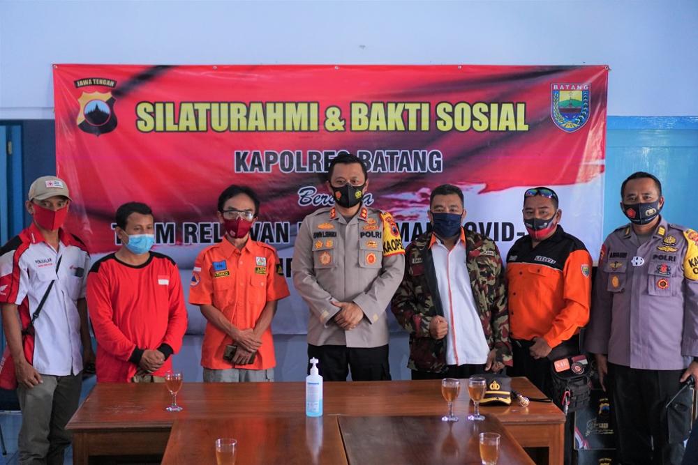 Polres Batang Berikan Tali Asih Penyemangat Bagi Tim Pemakaman Covid-19